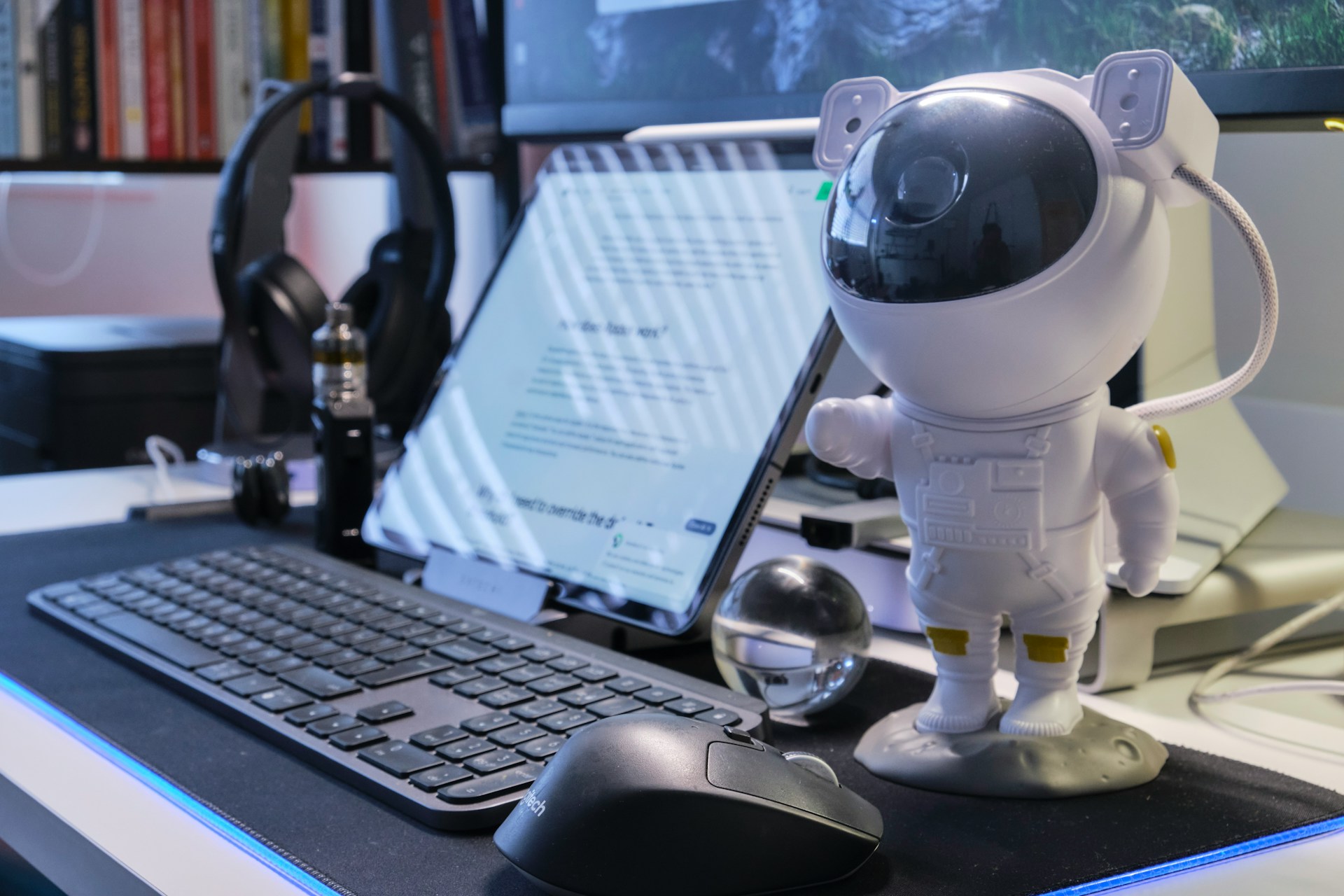 Иллюстрация: AI-ассистент в действии